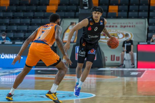 场上形势常 场上形势常